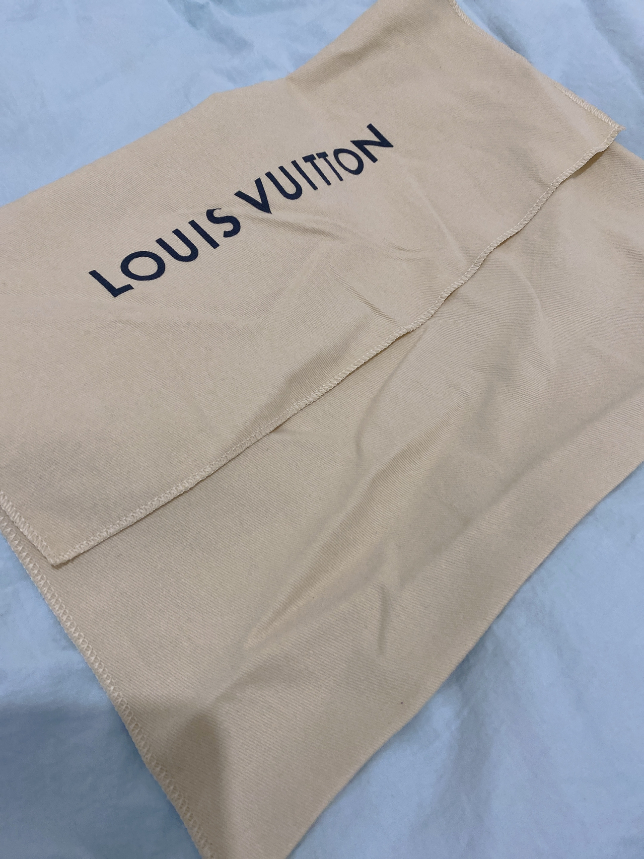 LV最新防塵袋，時(shí)尚界的秘密武器，保護(hù)你的珍貴物品不受塵埃侵?jǐn)_??