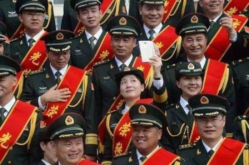 軍官轉(zhuǎn)業(yè)政策最新探索，小巷獨(dú)特風(fēng)味與轉(zhuǎn)業(yè)安置新動向