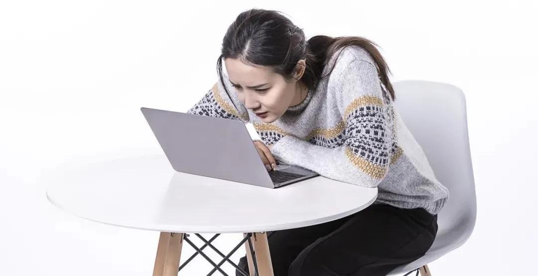 駝背男明星的人生舞臺(tái)，身體特征與星光熠熠的輝煌探索