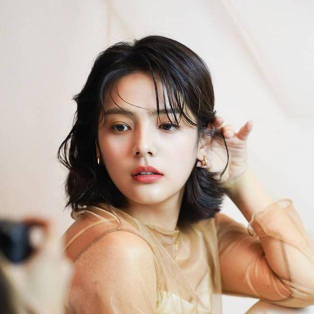 韓國年輕女演員引領(lǐng)科技潮流，未來高科技產(chǎn)品的魅力展示