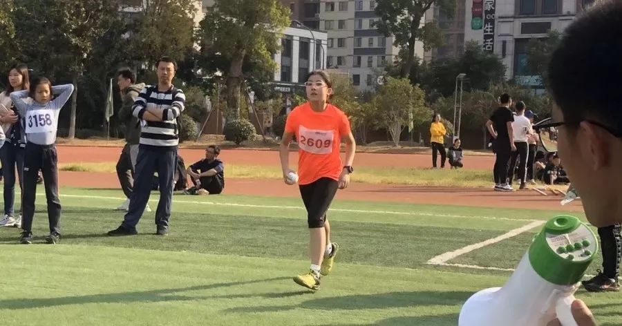 小蝸牛的田徑夢，綠意盎然賽場上的奇遇之旅