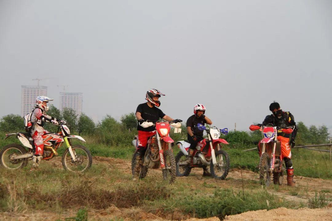 越野摩托車比賽，小巷中的熱血激情與神秘探險之旅