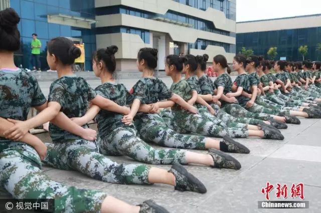 獨(dú)家揭秘，探索小巷深處的軍訓(xùn)新風(fēng)尚——2025軍訓(xùn)最新視頻亮相！