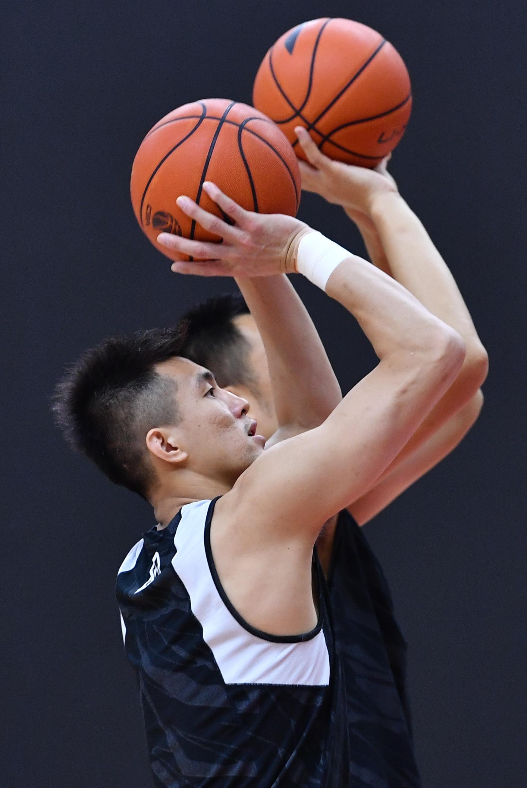 郭艾倫最新照片，籃球場上的風(fēng)云人物與勵志成長故事